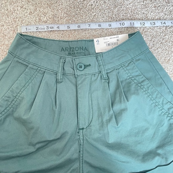 NWT Arizona Jeans Co. High Rise Silver Green Khaki Shorts junior 5 pleated - Picture 7 of 8